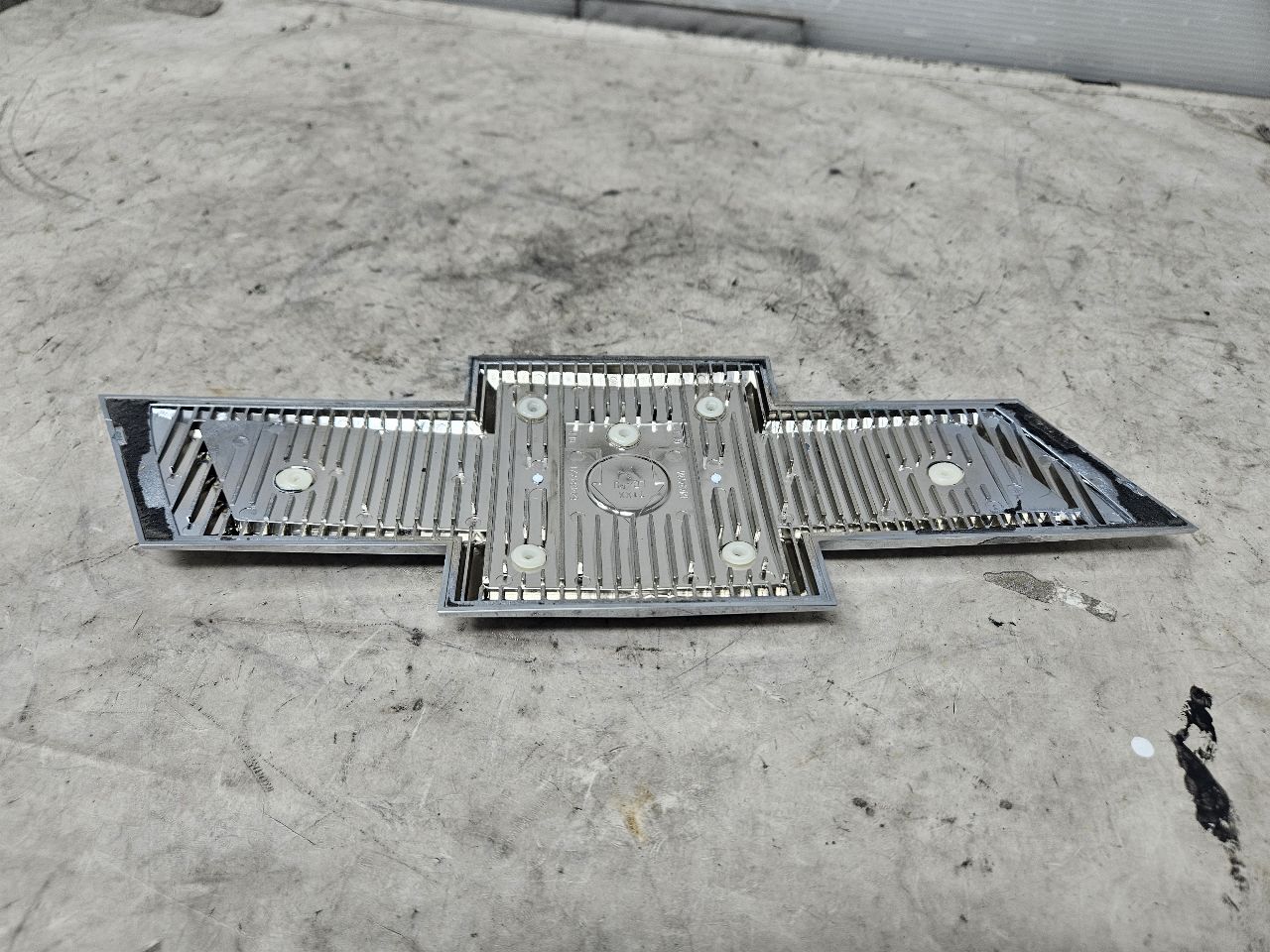 2024 SILVRDO15 OEM TAILGATE BOWTIE EMBLEM BLACK 31790 - image 6