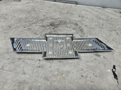 2024 SILVRDO15 OEM TAILGATE BOWTIE EMBLEM BLACK 31790 - image 6