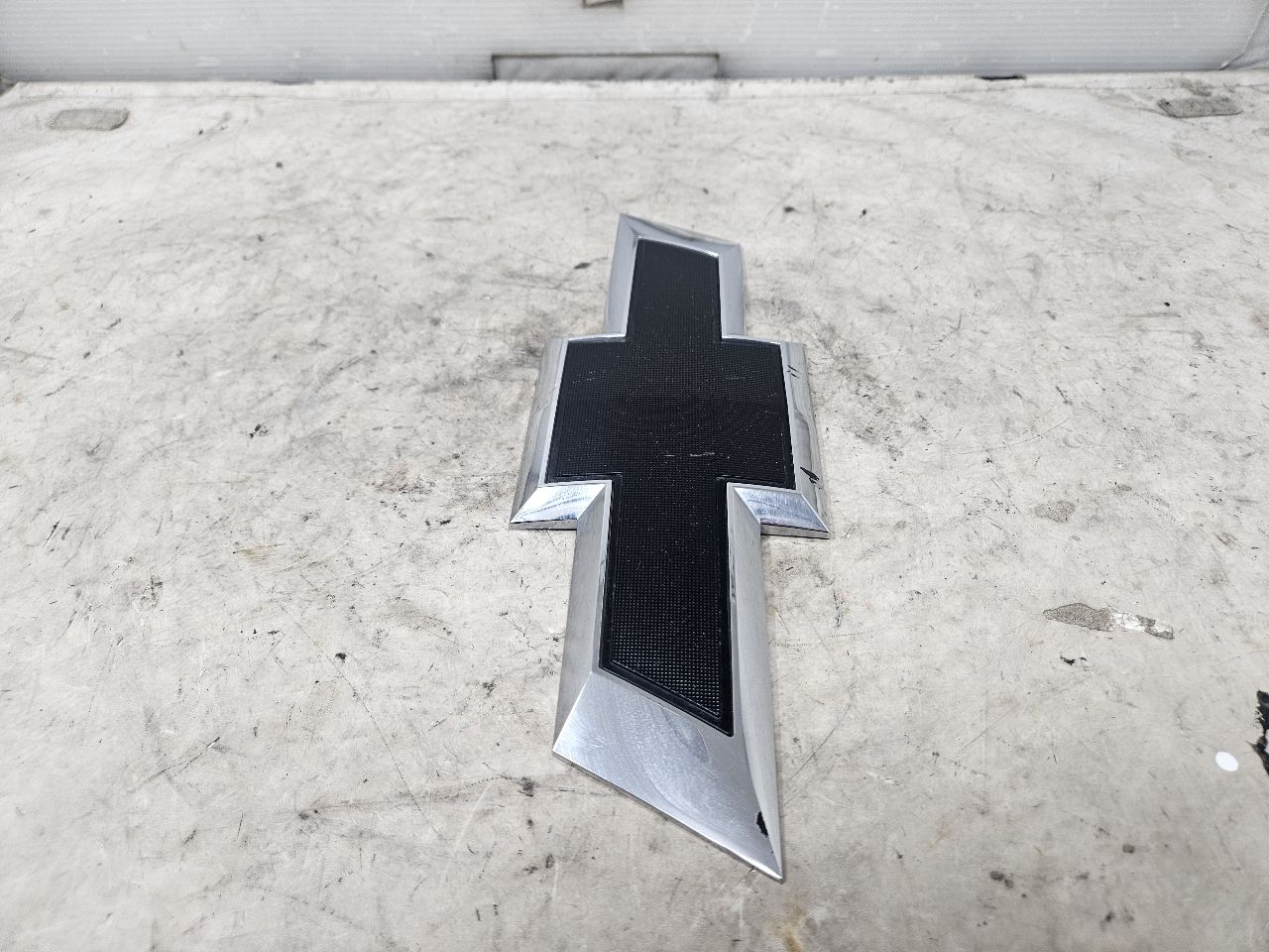 2024 SILVRDO15 OEM TAILGATE BOWTIE EMBLEM BLACK 31790 - image 8