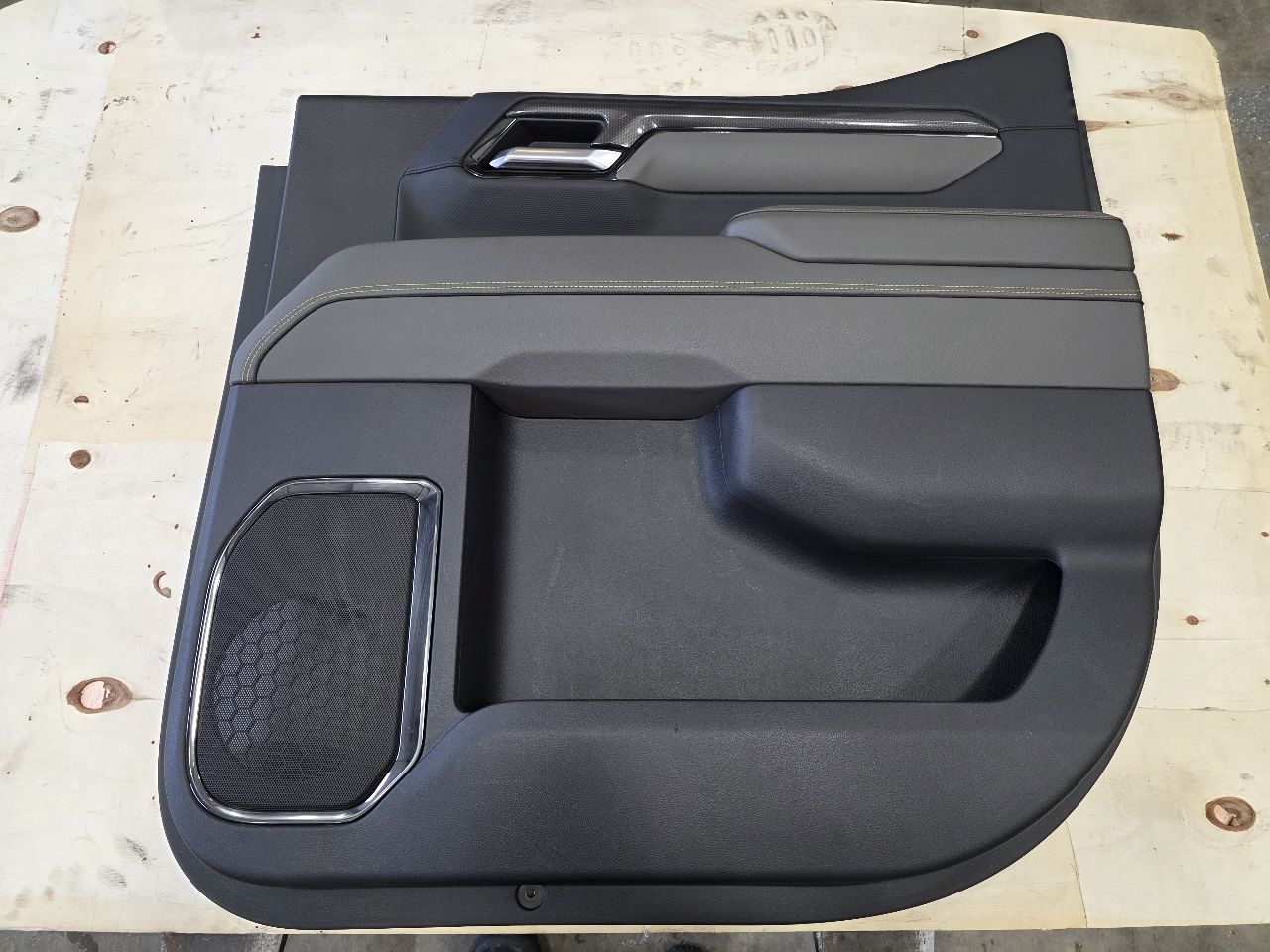 2024 SILVRDO15 ZR2 RH REAR CREW CAB DOOR PANEL TRIM 31805 - image 1