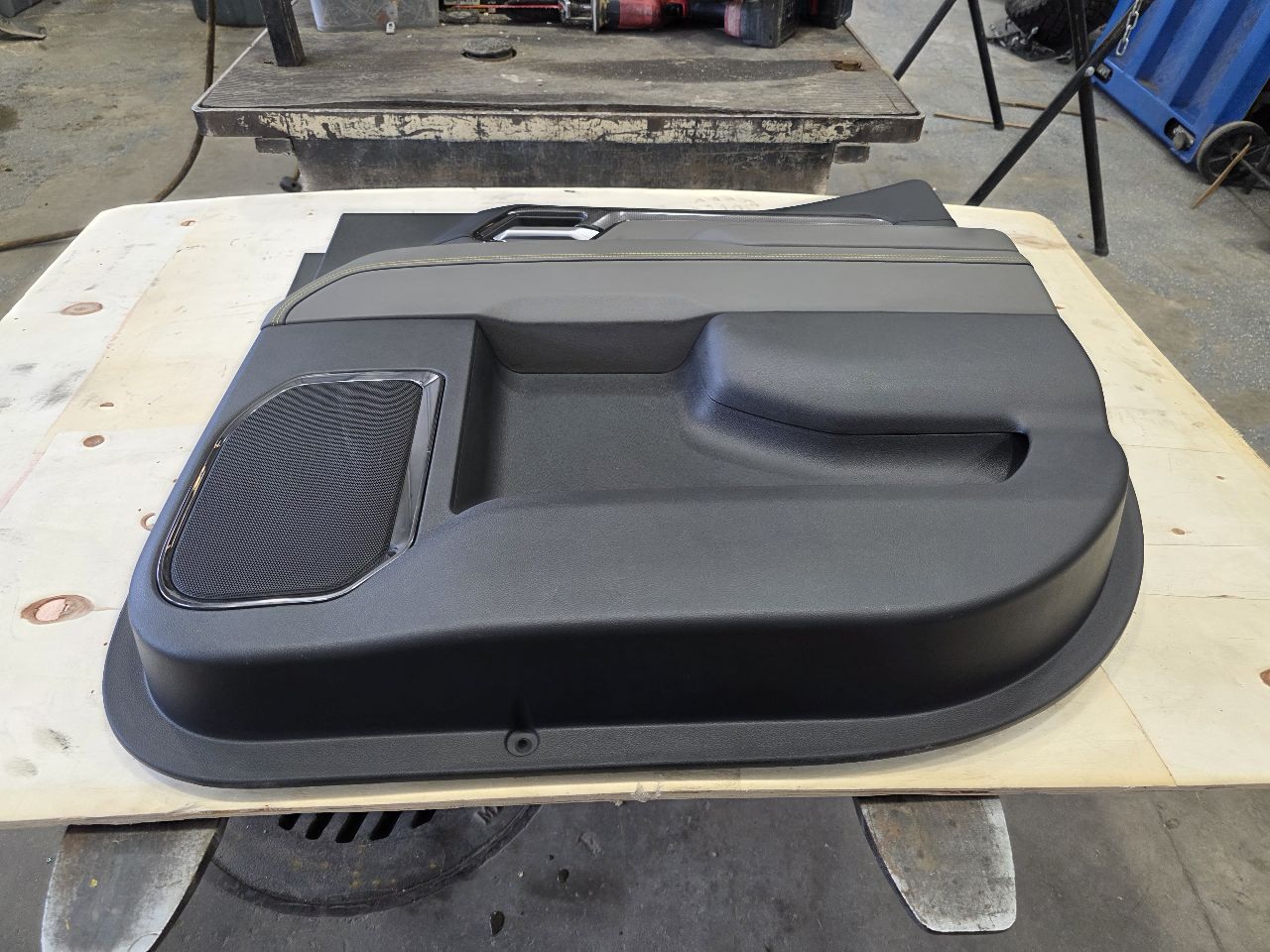 2024 SILVRDO15 ZR2 RH REAR CREW CAB DOOR PANEL TRIM 31805 - image 2