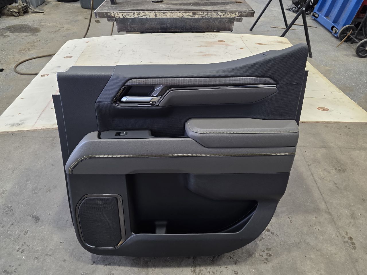 2024 SILVRDO15 ZR2 RH REAR CREW CAB DOOR PANEL TRIM 31805 - image 3