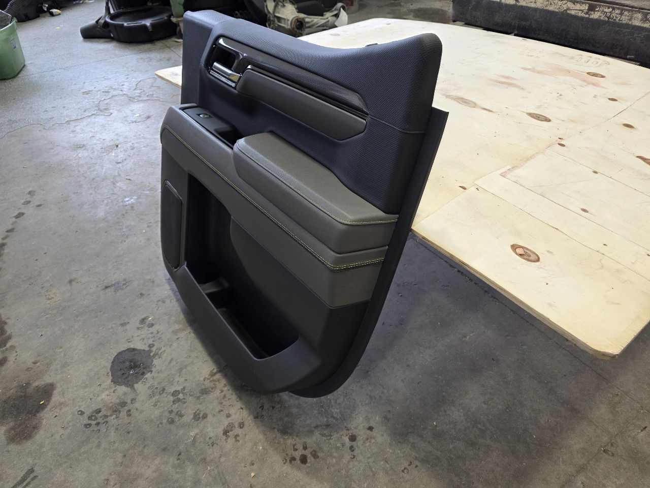 2024 SILVRDO15 ZR2 RH REAR CREW CAB DOOR PANEL TRIM 31805 - image 5