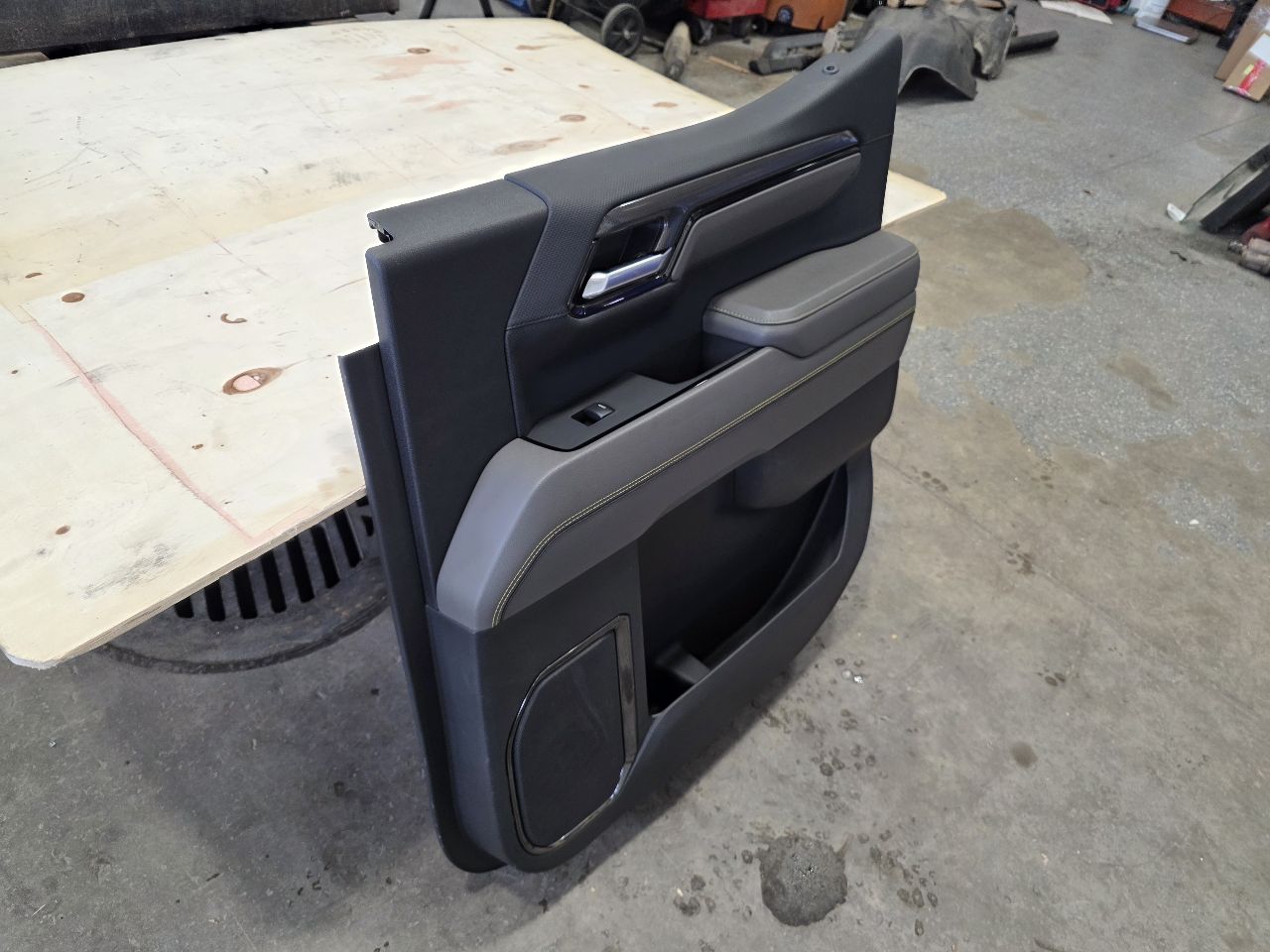 2024 SILVRDO15 ZR2 RH REAR CREW CAB DOOR PANEL TRIM 31805 - image 6