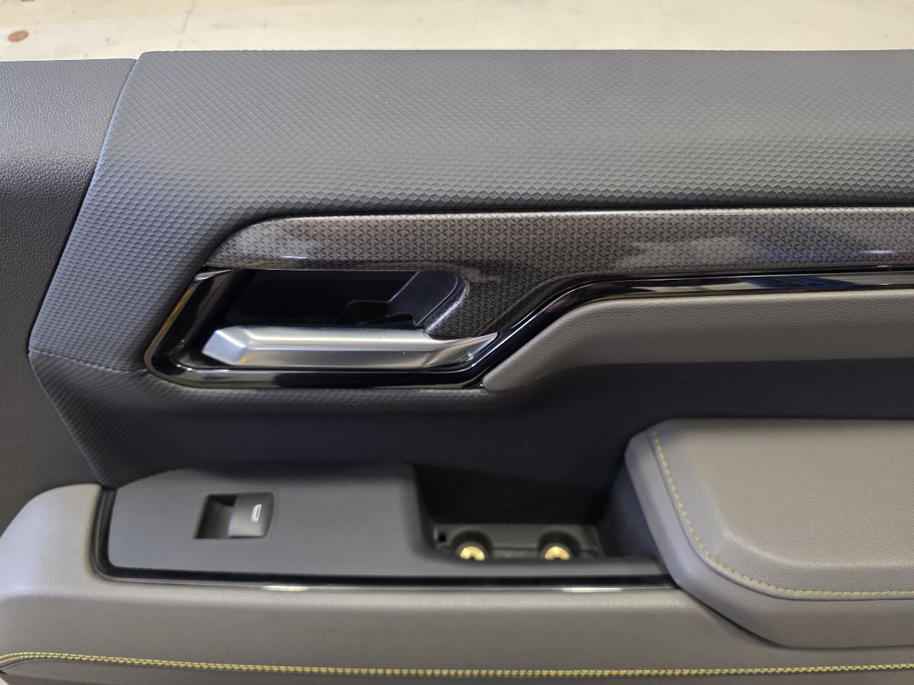 2024 SILVRDO15 ZR2 RH REAR CREW CAB DOOR PANEL TRIM 31805 - image 7