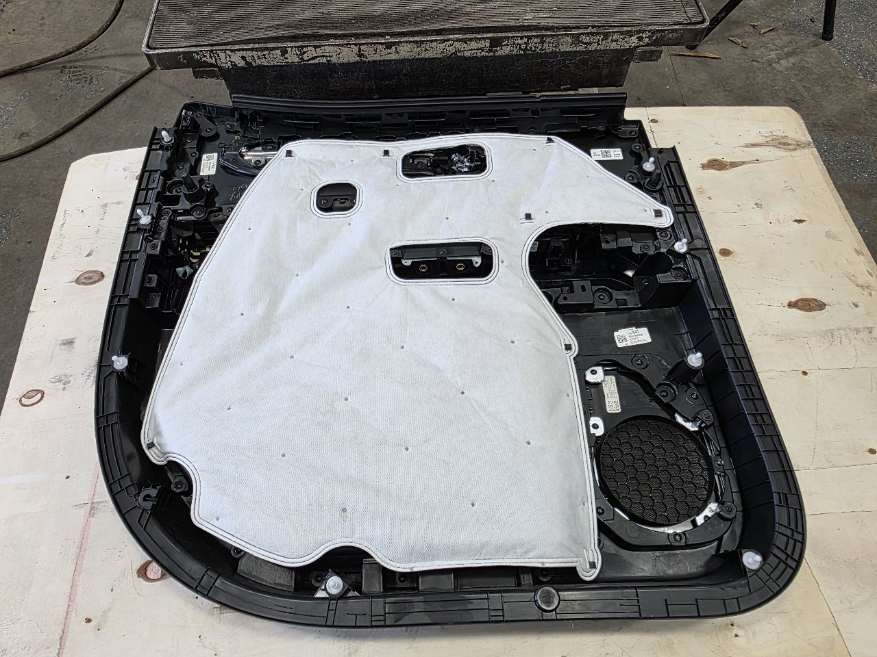 2024 SILVRDO15 ZR2 RH REAR CREW CAB DOOR PANEL TRIM 31805 - image 8
