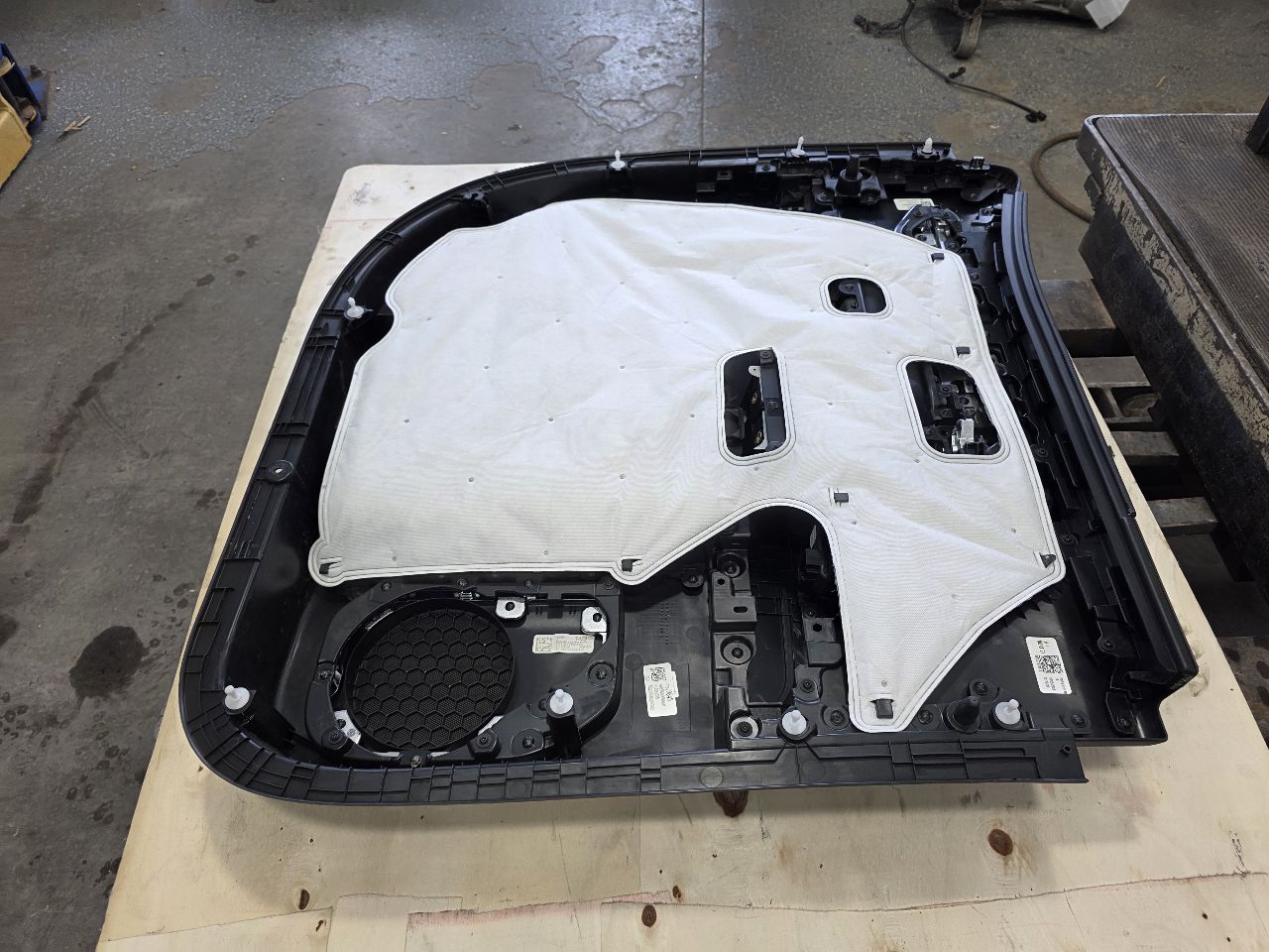 2024 SILVRDO15 ZR2 RH REAR CREW CAB DOOR PANEL TRIM 31805 - image 10