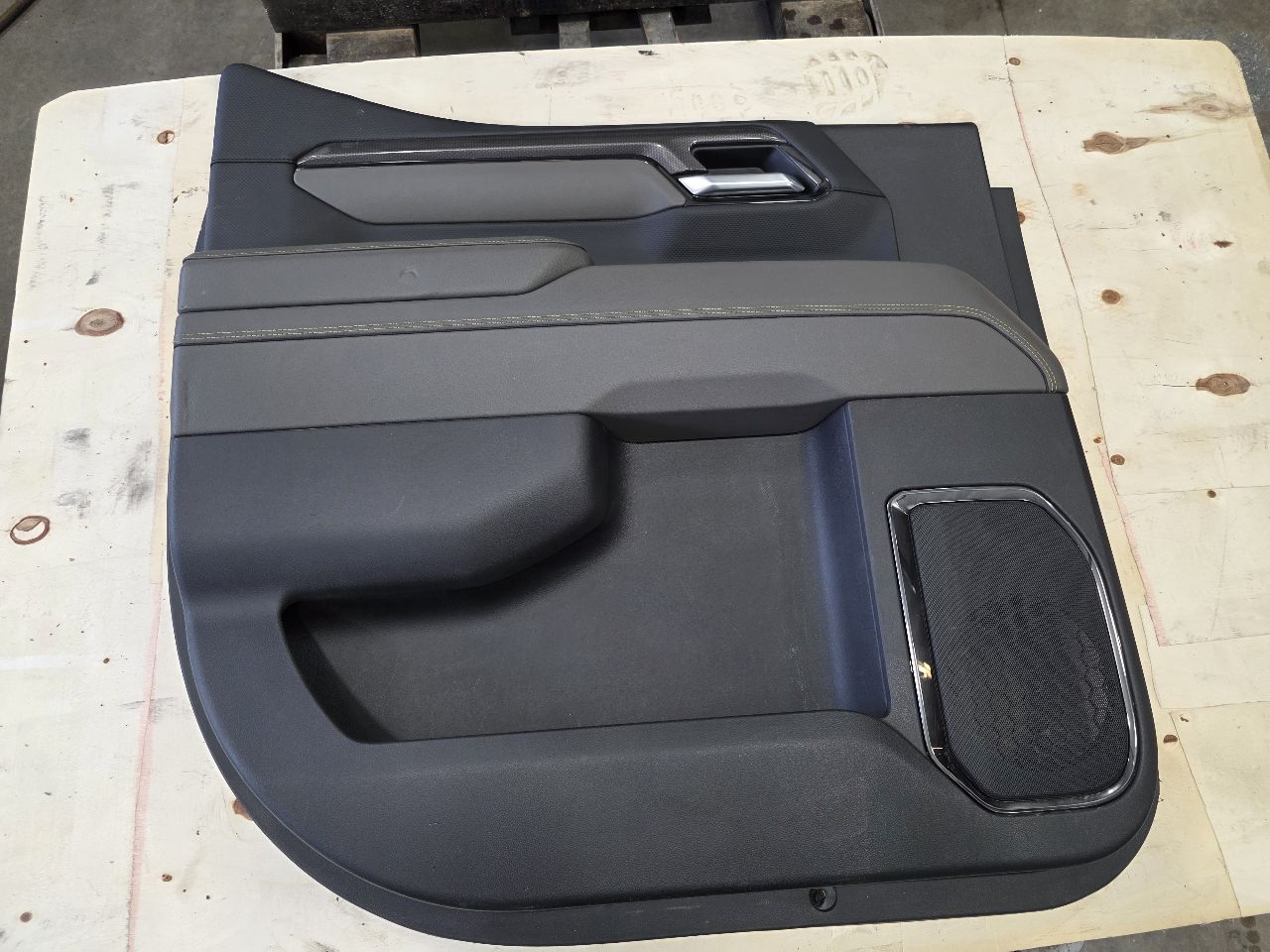 2024 SILVRDO15 ZR2 LH REAR CREW CAB DOOR PANEL TRIM 31806 - image 1