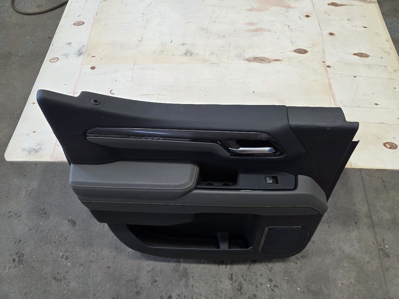 2024 SILVRDO15 ZR2 LH REAR CREW CAB DOOR PANEL TRIM 31806 - image 7