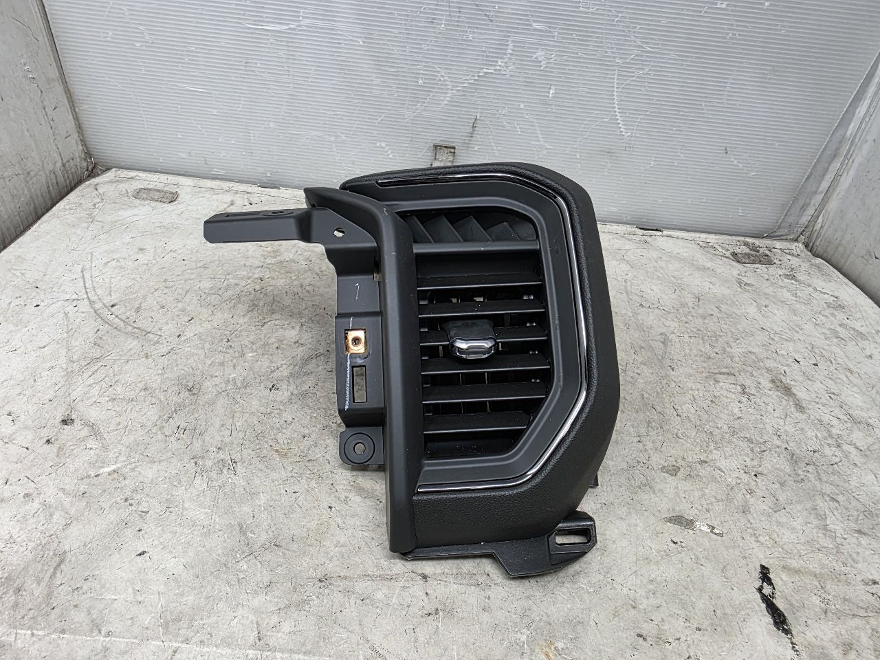 2024 SILVRDO15 RH DASH TRIM & HEATER VENT 87827214 31822 - image 1
