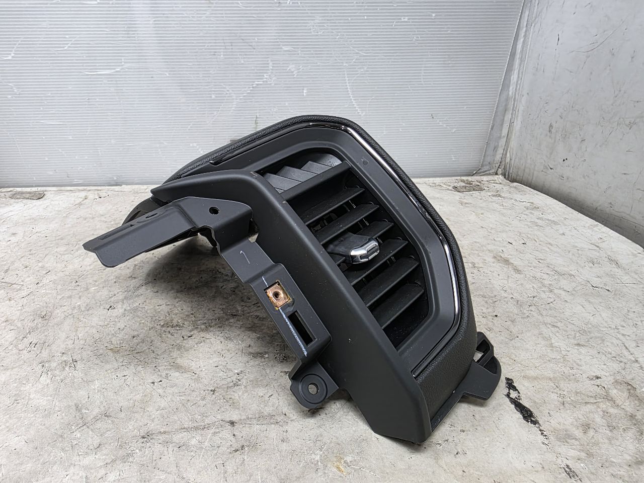 2024 SILVRDO15 RH DASH TRIM & HEATER VENT 87827214 31822 - image 5
