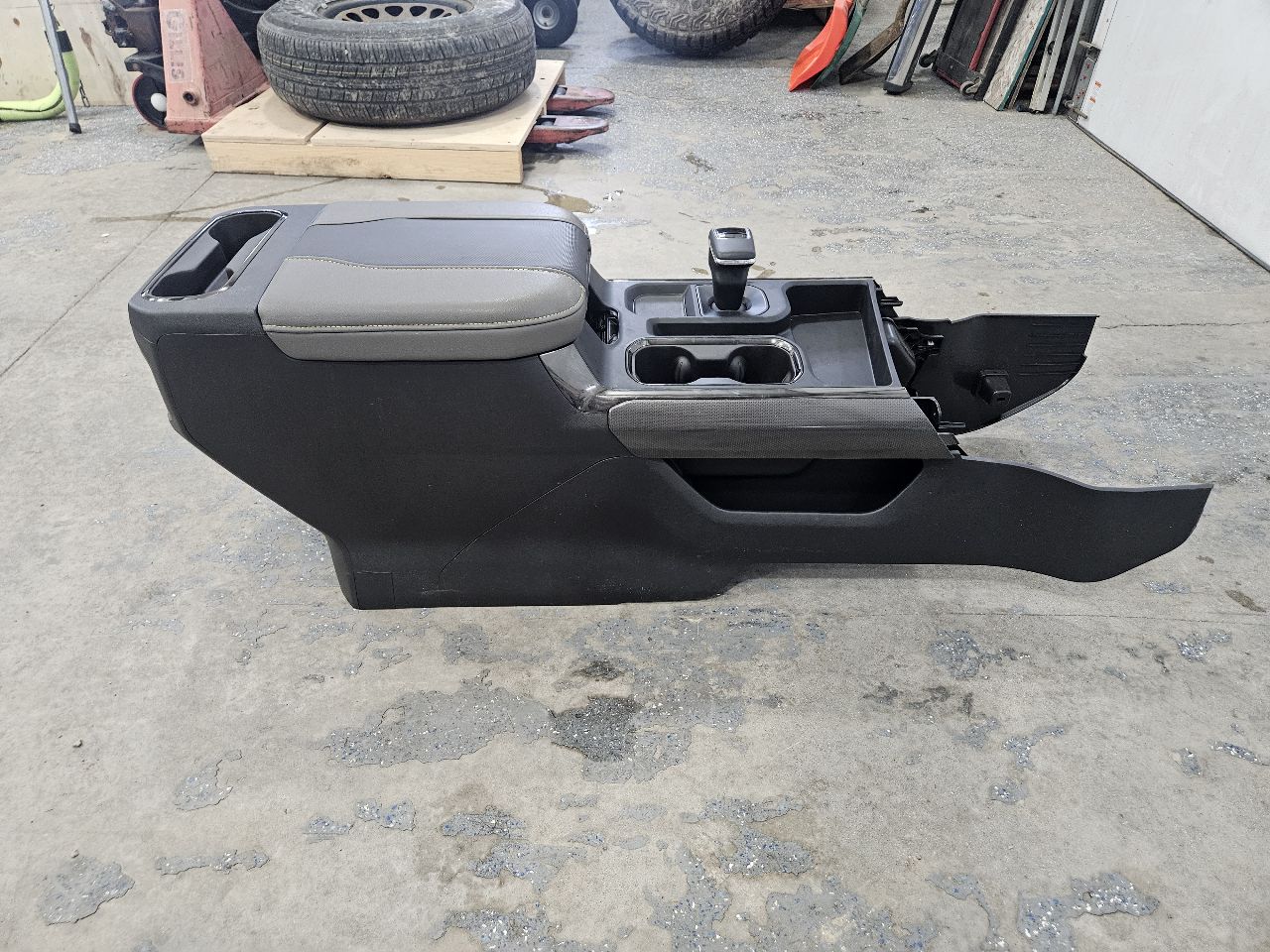 2024 SILVRDO15 ZR2 CENTER CONSOLE BLACK & GREY 31846 - image 6