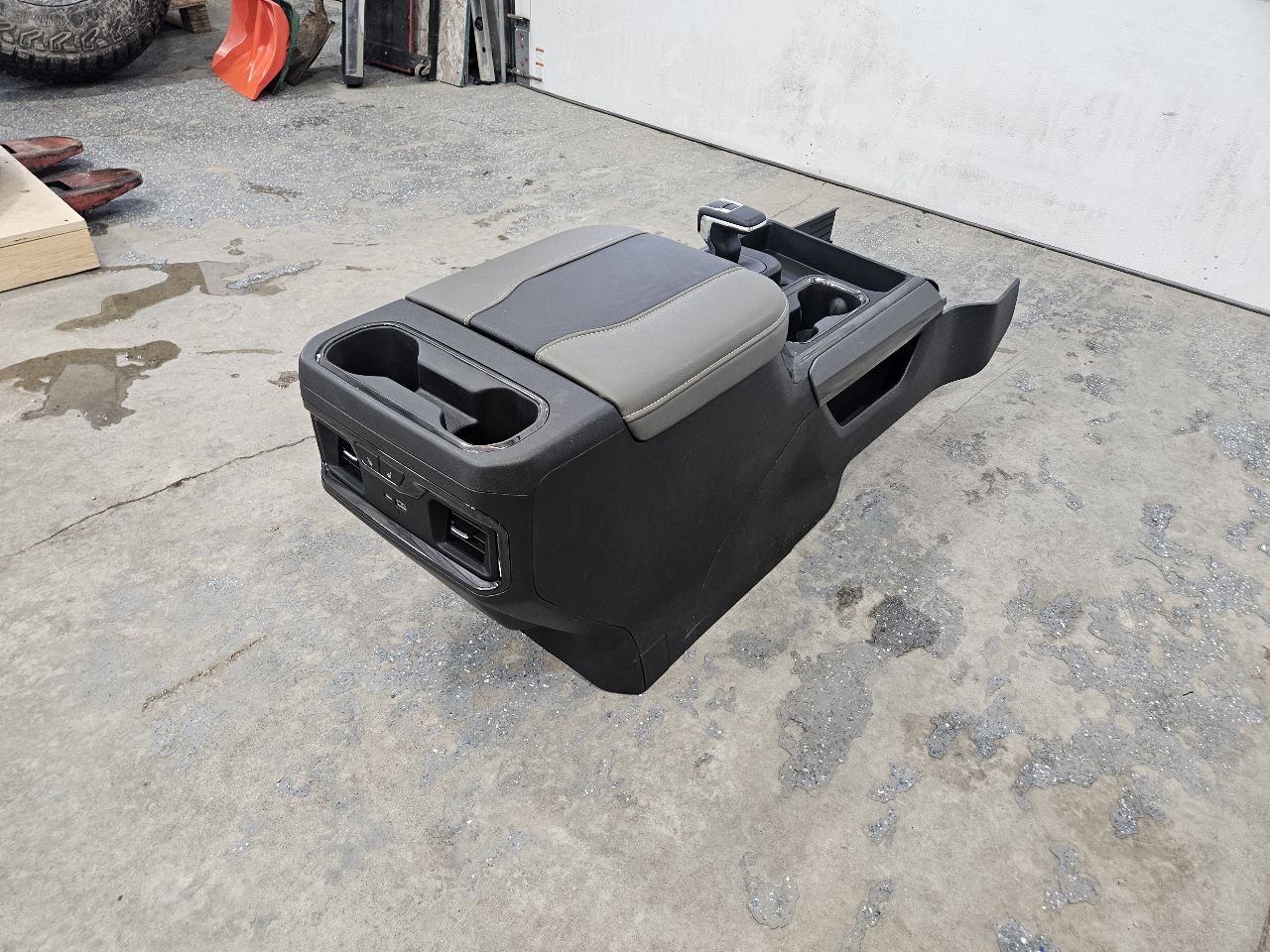 2024 SILVRDO15 ZR2 CENTER CONSOLE BLACK & GREY 31846 - image 4