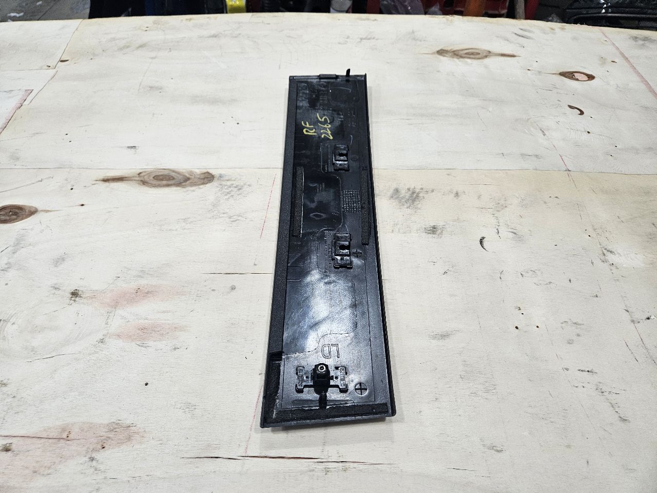 2024 SILVRDO15 FRONT RH DOOR APPLIQUE TRIM 84945503 31856 - image 9