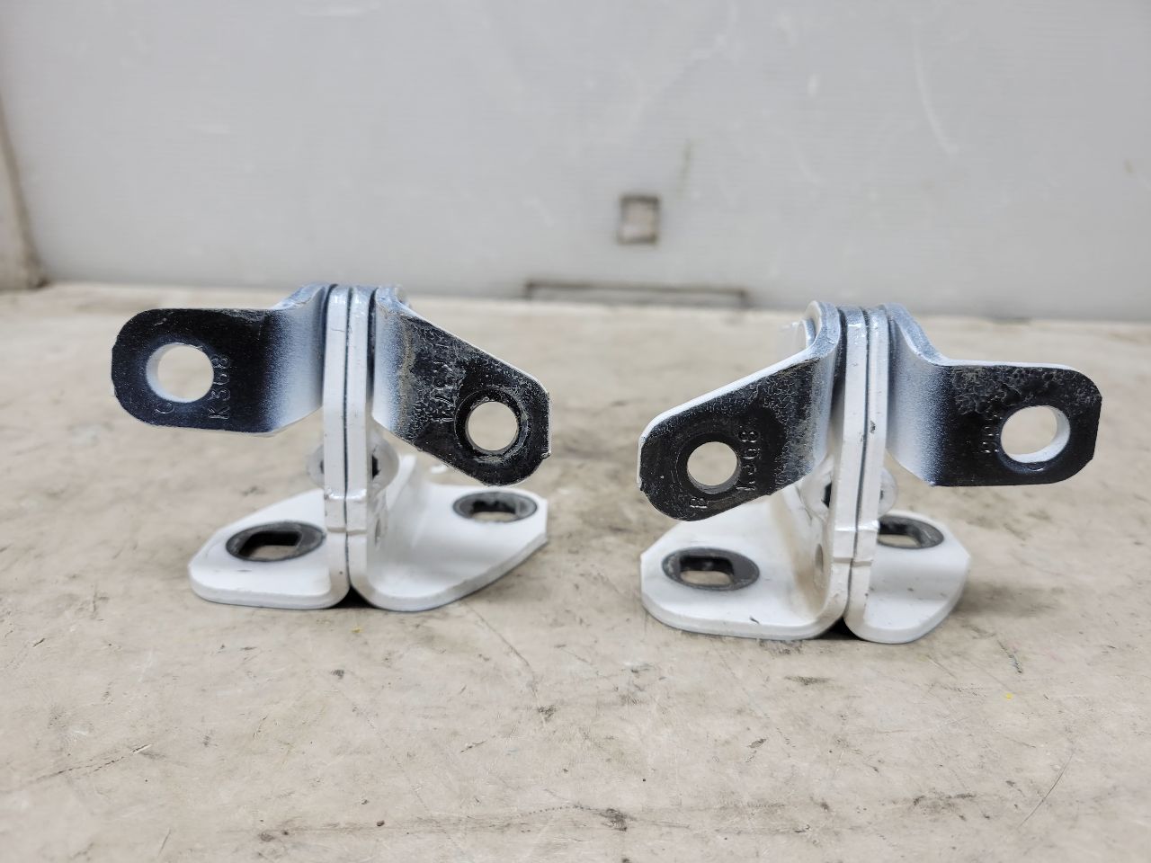 2023 SIERDEN15 RH REAR DOOR HINGES UPPER & LOWER 31911 - image 2