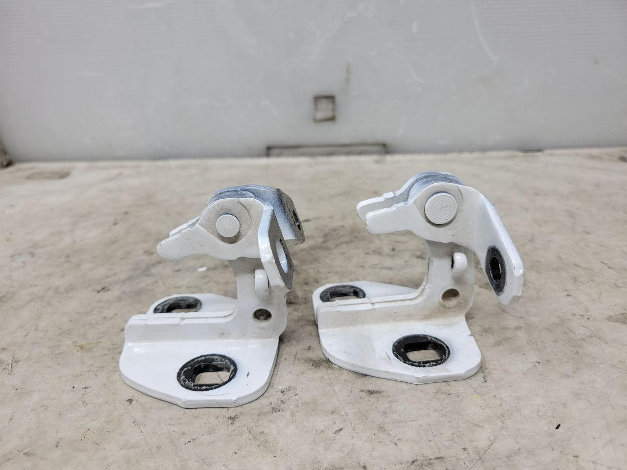 2023 SIERDEN15 RH REAR DOOR HINGES UPPER & LOWER 31911 - image 3