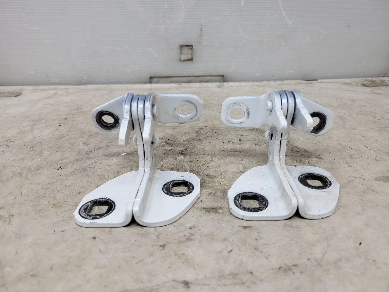 2023 SIERDEN15 RH REAR DOOR HINGES UPPER & LOWER 31911 - image 4