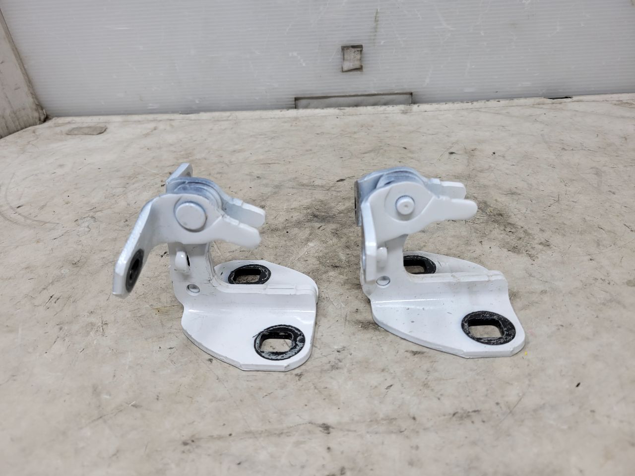 2023 SIERDEN15 RH REAR DOOR HINGES UPPER & LOWER 31911 - image 6