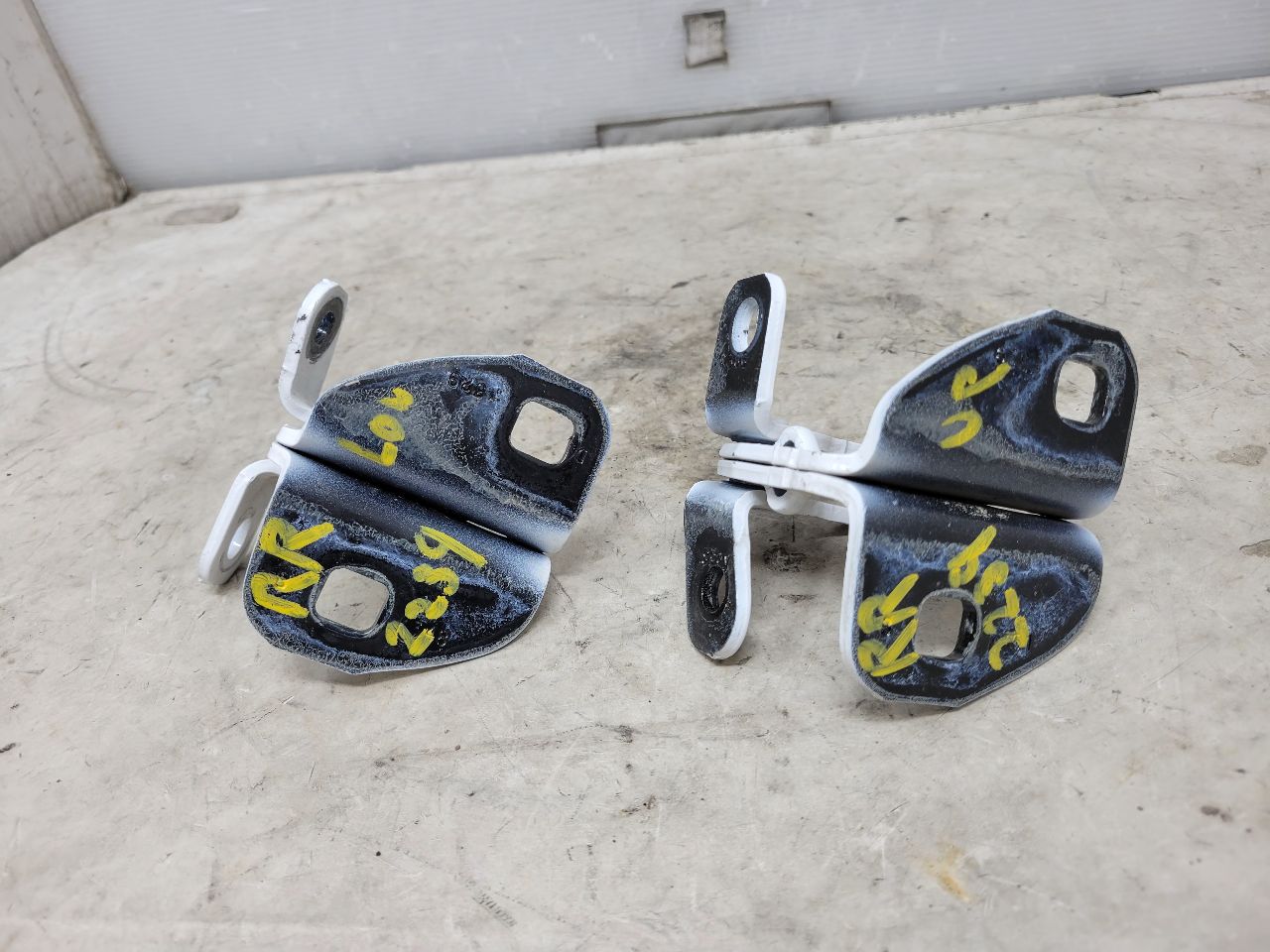 2023 SIERDEN15 RH REAR DOOR HINGES UPPER & LOWER 31911 - image 7