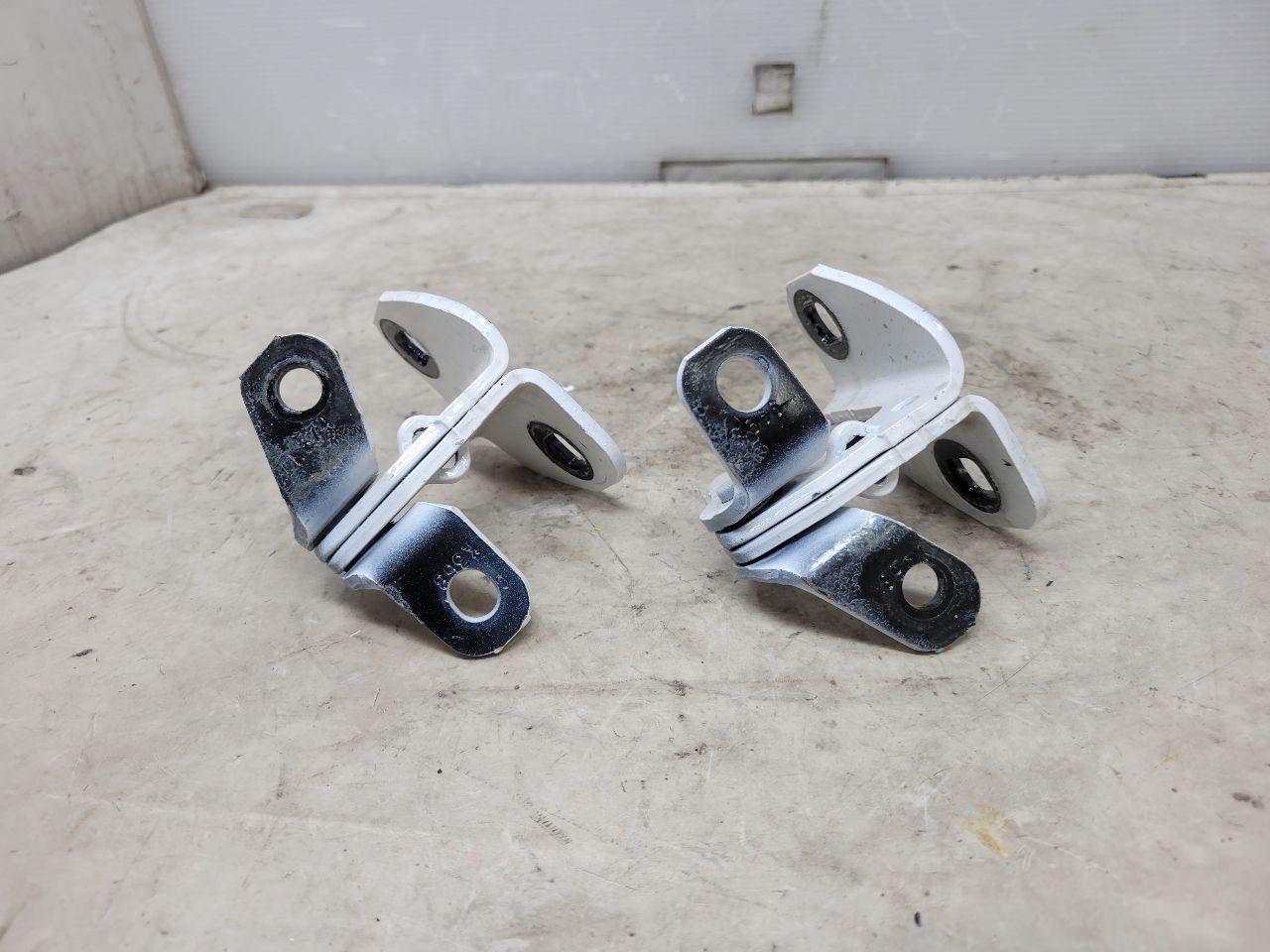 2023 SIERDEN15 RH REAR DOOR HINGES UPPER & LOWER 31911 - image 8