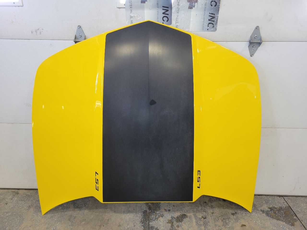 2010 CAMARO HOOD YELLOW 000 COUPLE STONE CHIP 31927 - image 1