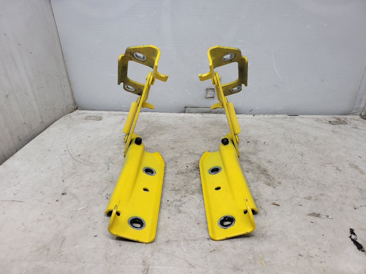 2010 CAMARO HOOD HINGES PAIR LH RH YELLOW 31961 - image 1