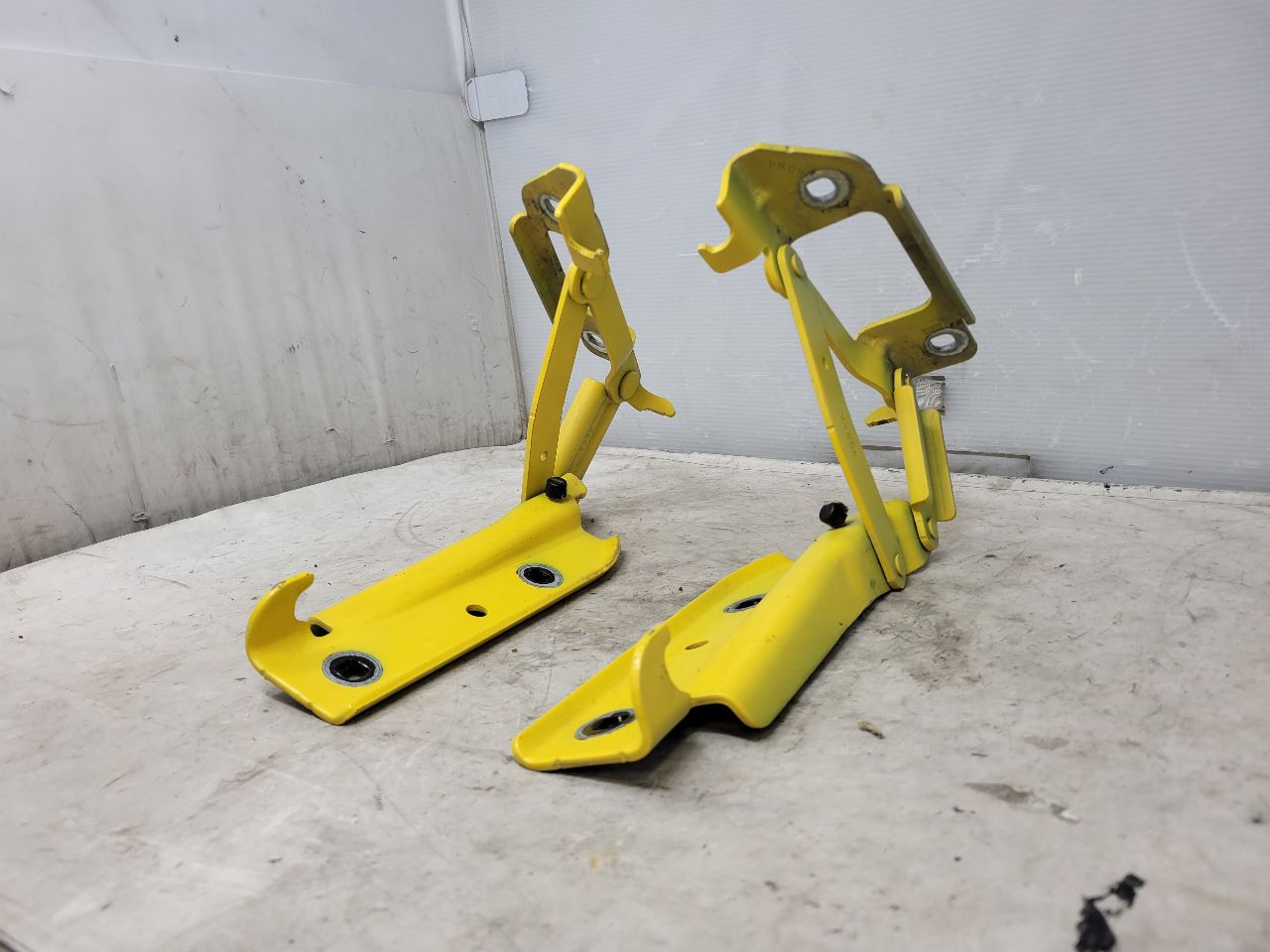 2010 CAMARO HOOD HINGES PAIR LH RH YELLOW 31961 - image 4