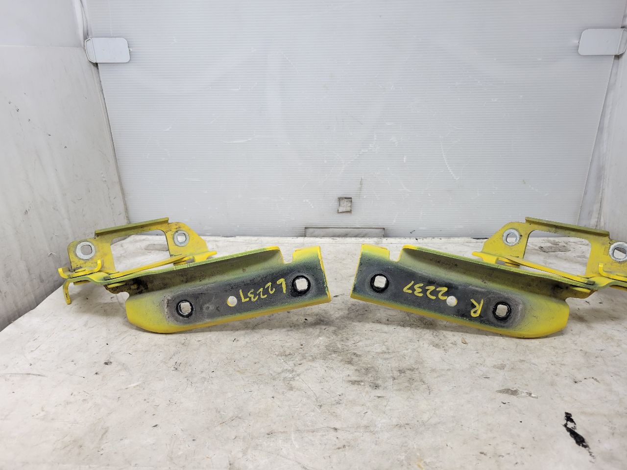 2010 CAMARO HOOD HINGES PAIR LH RH YELLOW 31961 - image 6