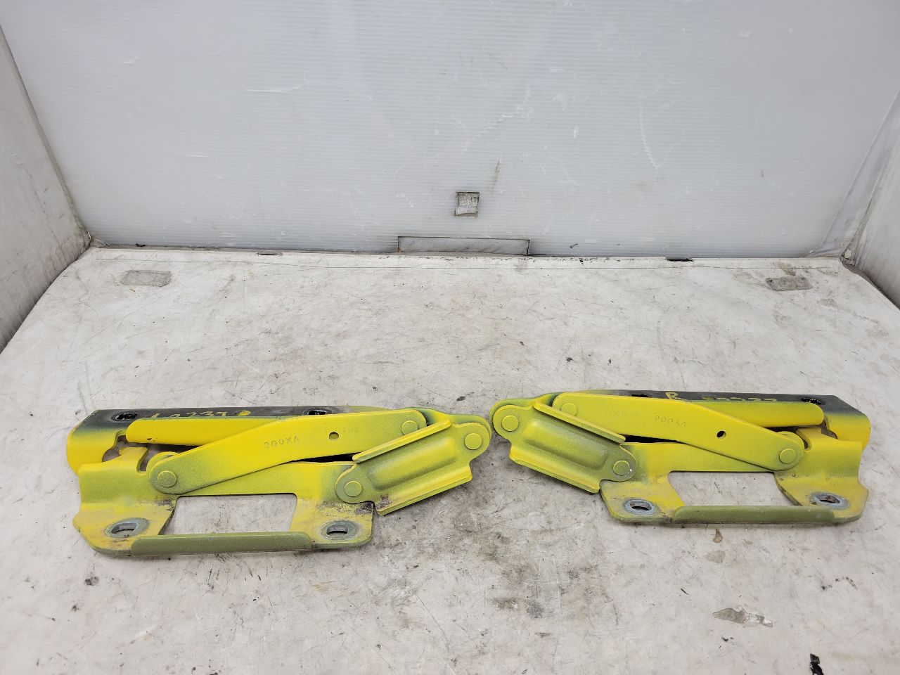 2010 CAMARO HOOD HINGES PAIR LH RH YELLOW 31961 - image 8