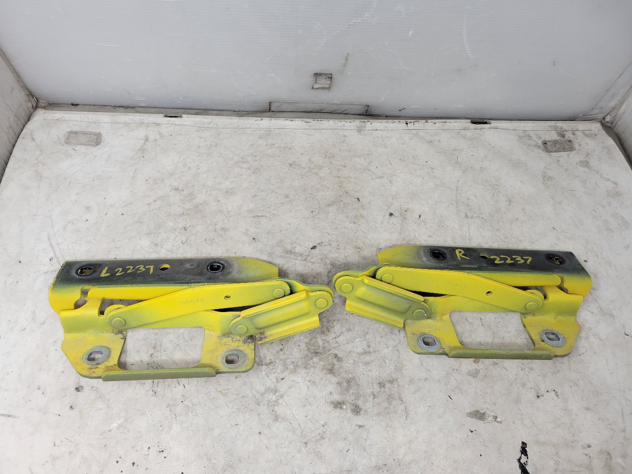 2010 CAMARO HOOD HINGES PAIR LH RH YELLOW 31961 - image 10