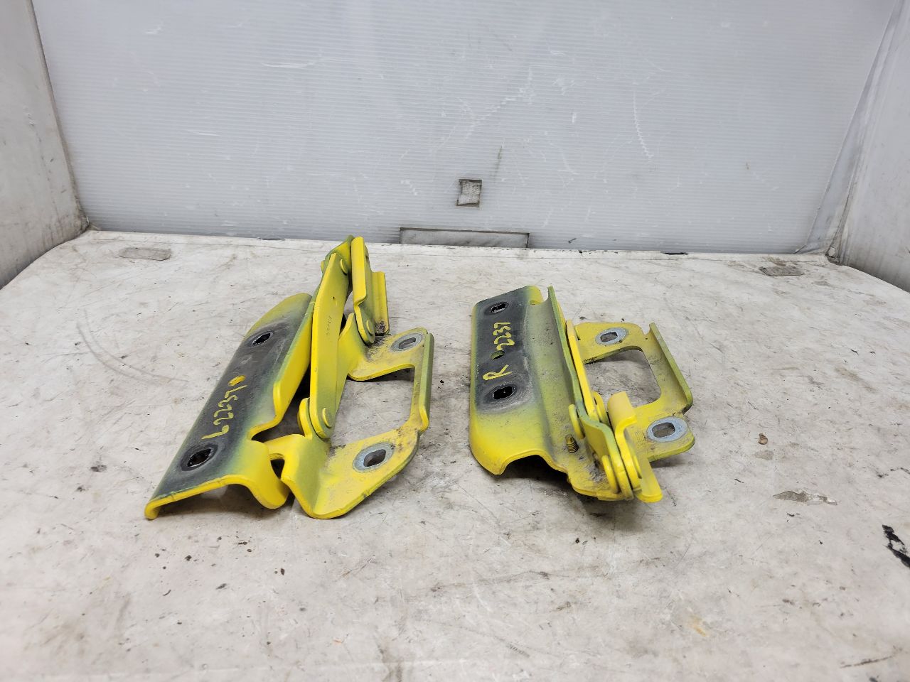 2010 CAMARO HOOD HINGES PAIR LH RH YELLOW 31961 - image 11