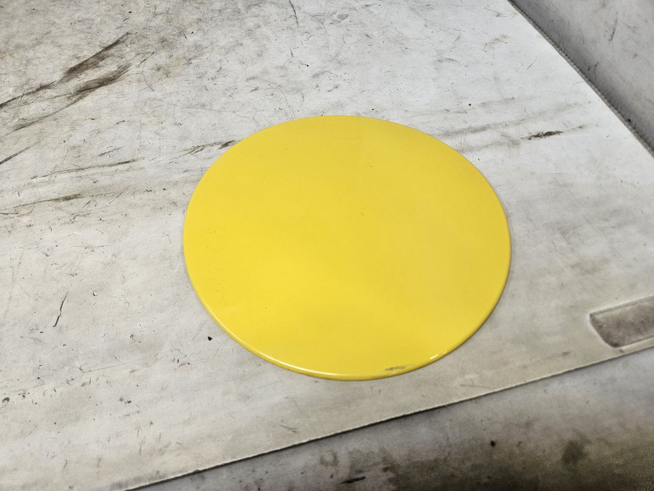 2010 CAMARO GAS TANK FUEL FILLER DOOR YELLOW 31988 - image 1