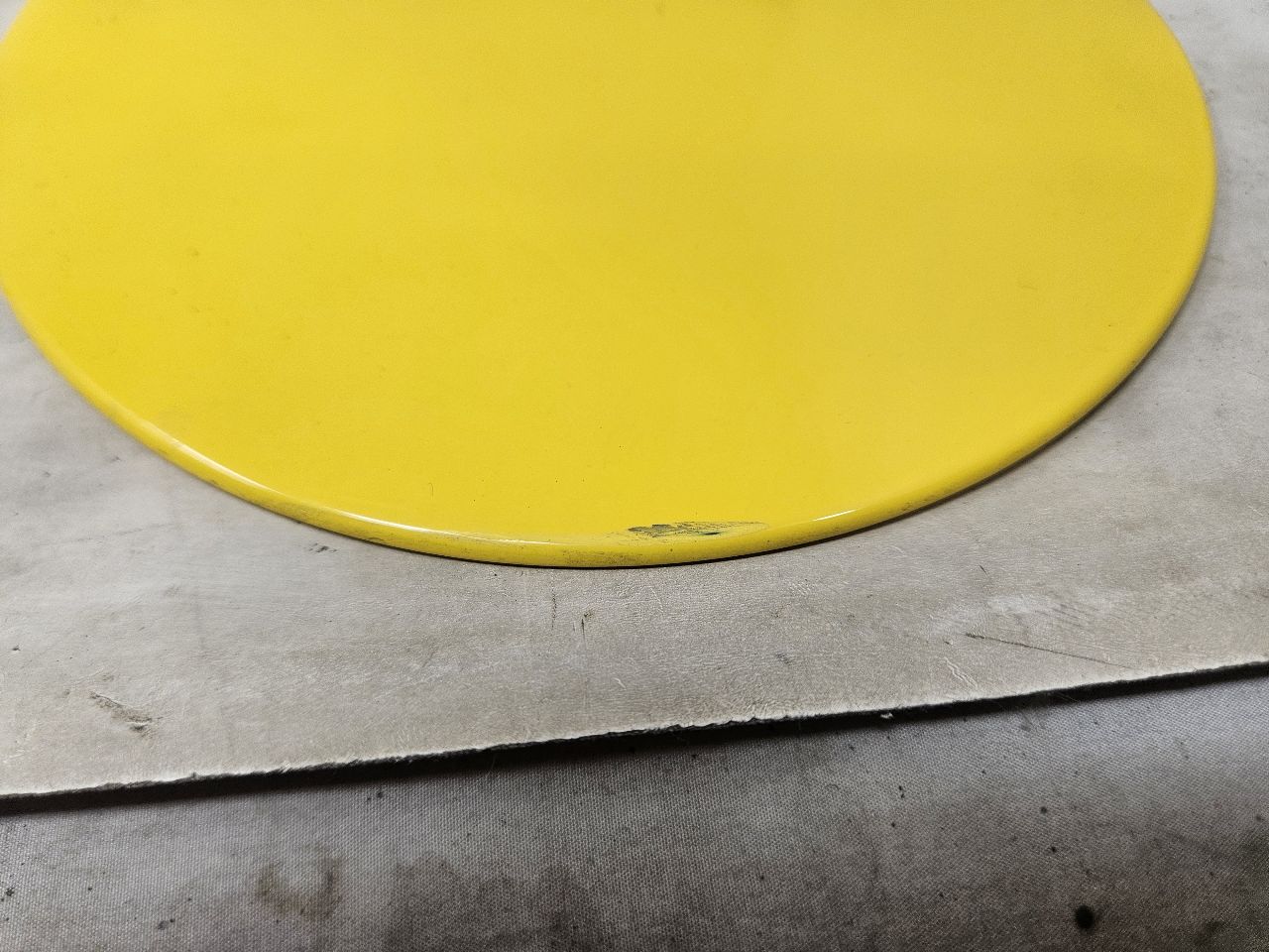 2010 CAMARO GAS TANK FUEL FILLER DOOR YELLOW 31988 - image 2