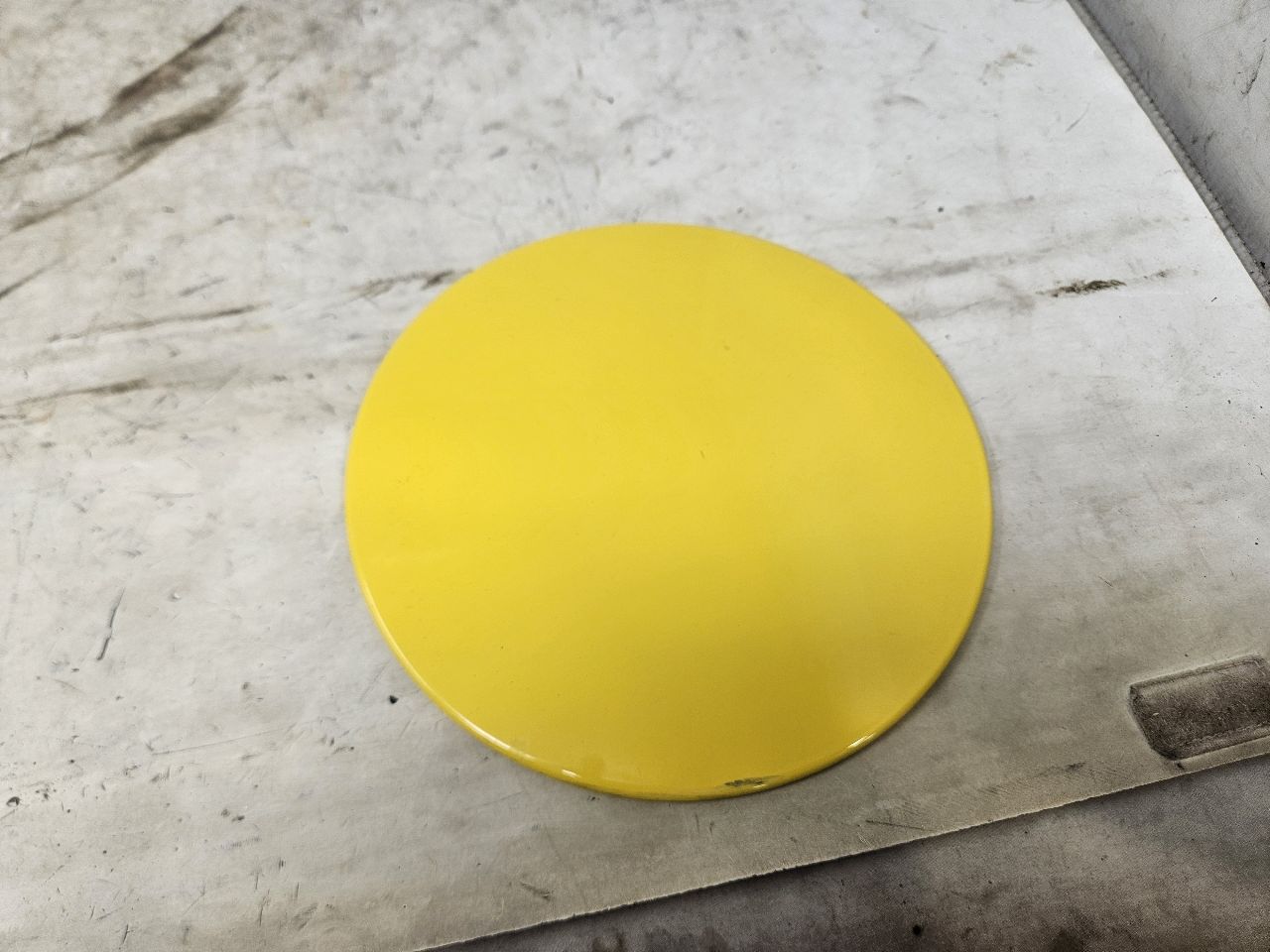 2010 CAMARO GAS TANK FUEL FILLER DOOR YELLOW 31988 - image 4