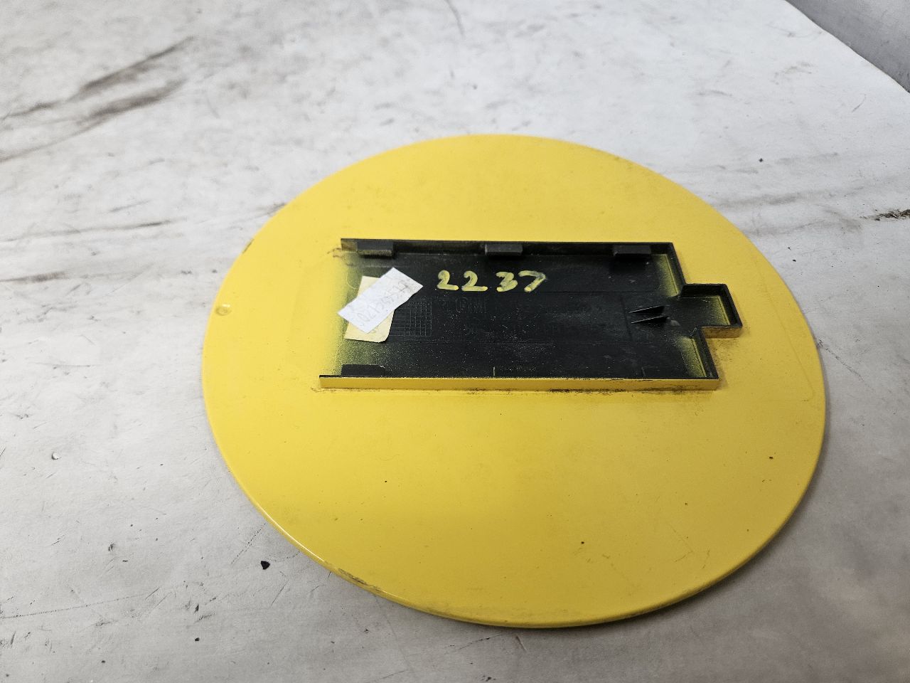 2010 CAMARO GAS TANK FUEL FILLER DOOR YELLOW 31988 - image 6
