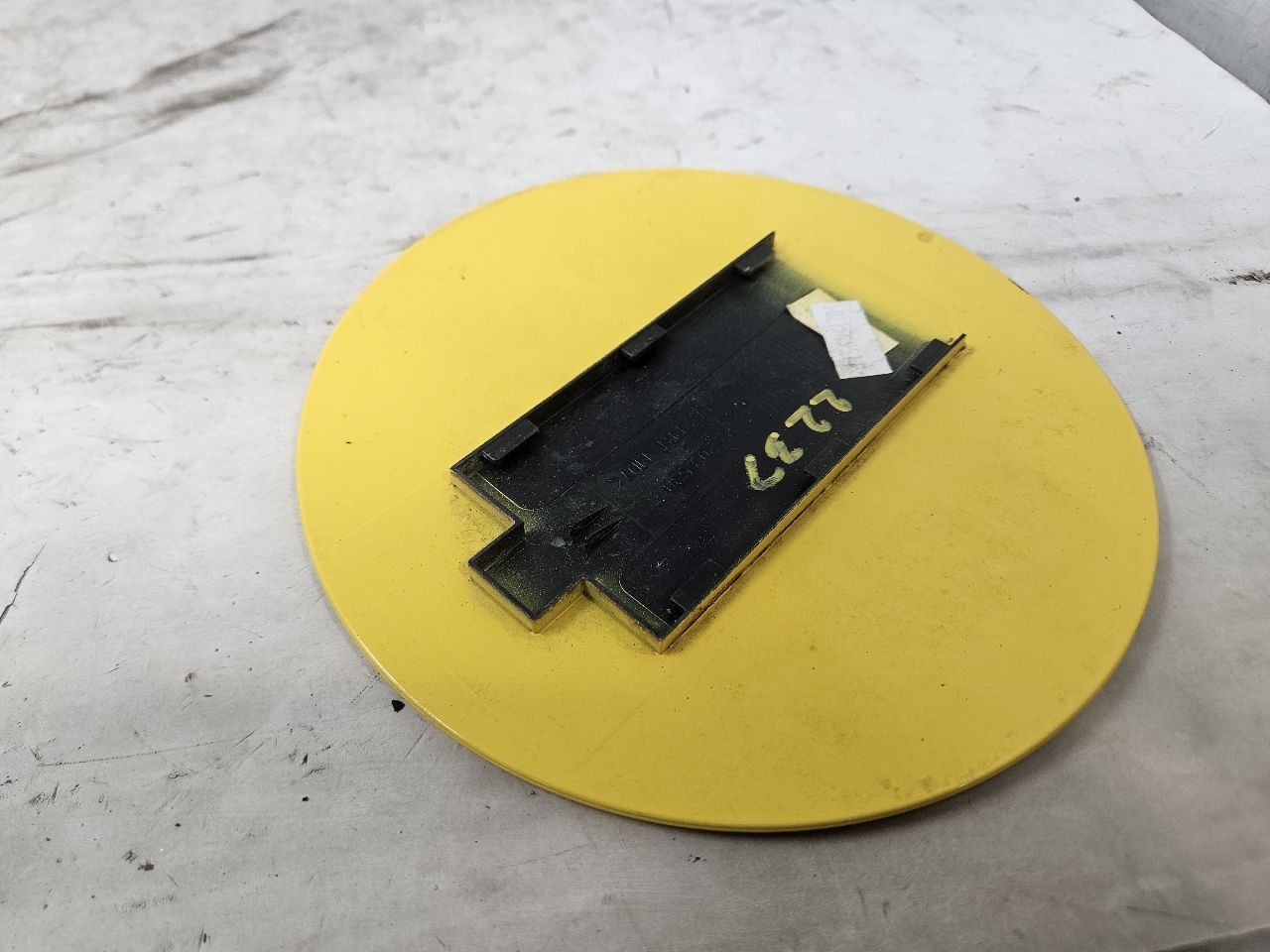 2010 CAMARO GAS TANK FUEL FILLER DOOR YELLOW 31988 - image 7