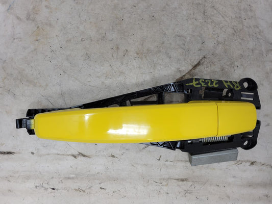 2010 CAMARO RH DOOR HANDLE W/BRACKET YELLOW 32005 - image 1