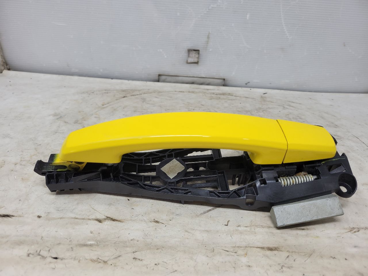 2010 CAMARO RH DOOR HANDLE W/BRACKET YELLOW 32005 - image 2