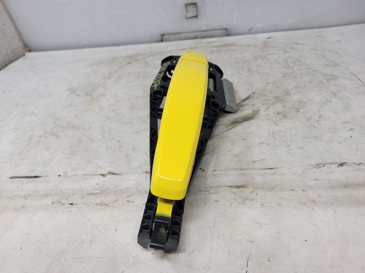 2010 CAMARO RH DOOR HANDLE W/BRACKET YELLOW 32005 - image 3