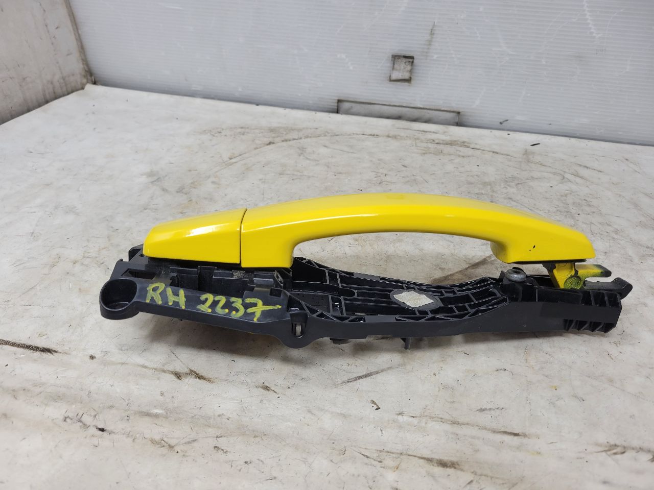 2010 CAMARO RH DOOR HANDLE W/BRACKET YELLOW 32005 - image 4