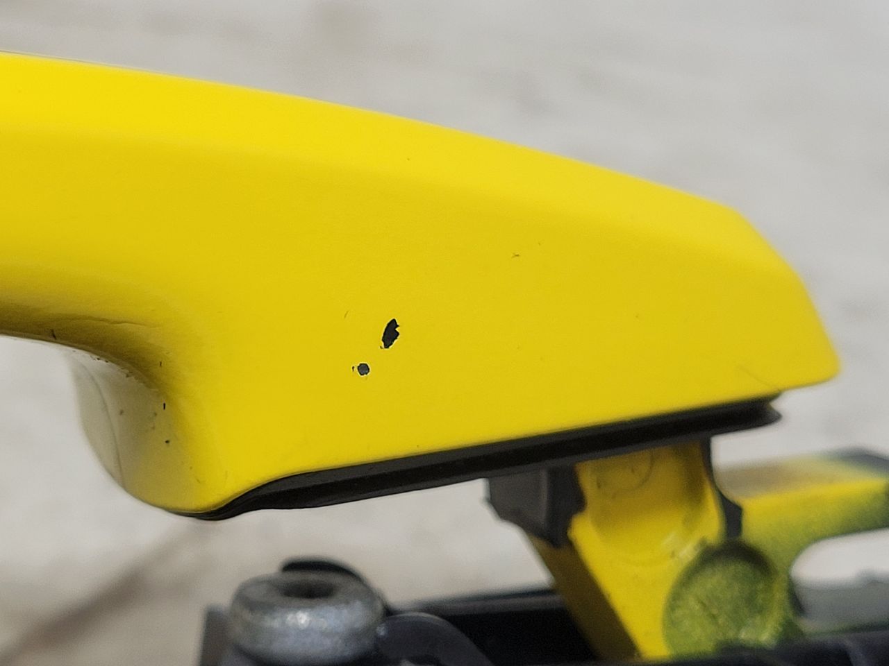 2010 CAMARO RH DOOR HANDLE W/BRACKET YELLOW 32005 - image 5