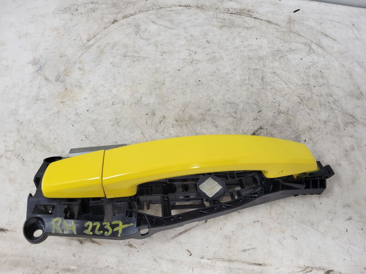 2010 CAMARO RH DOOR HANDLE W/BRACKET YELLOW 32005 - image 6