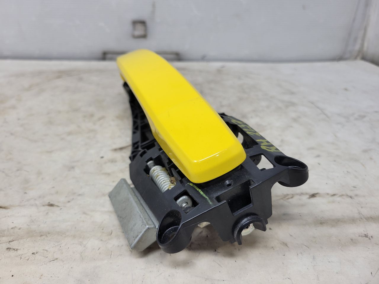 2010 CAMARO RH DOOR HANDLE W/BRACKET YELLOW 32005 - image 7