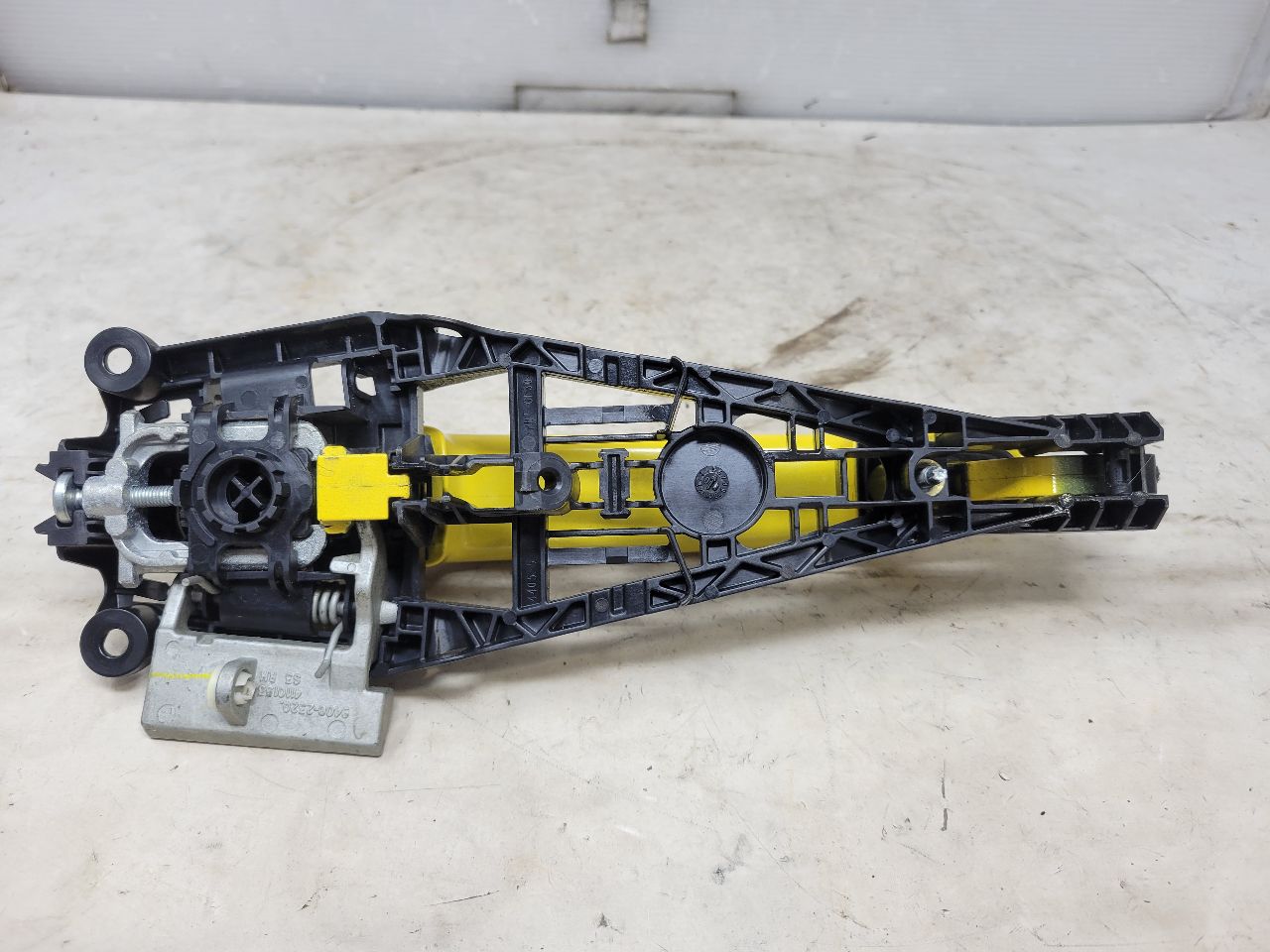 2010 CAMARO RH DOOR HANDLE W/BRACKET YELLOW 32005 - image 9