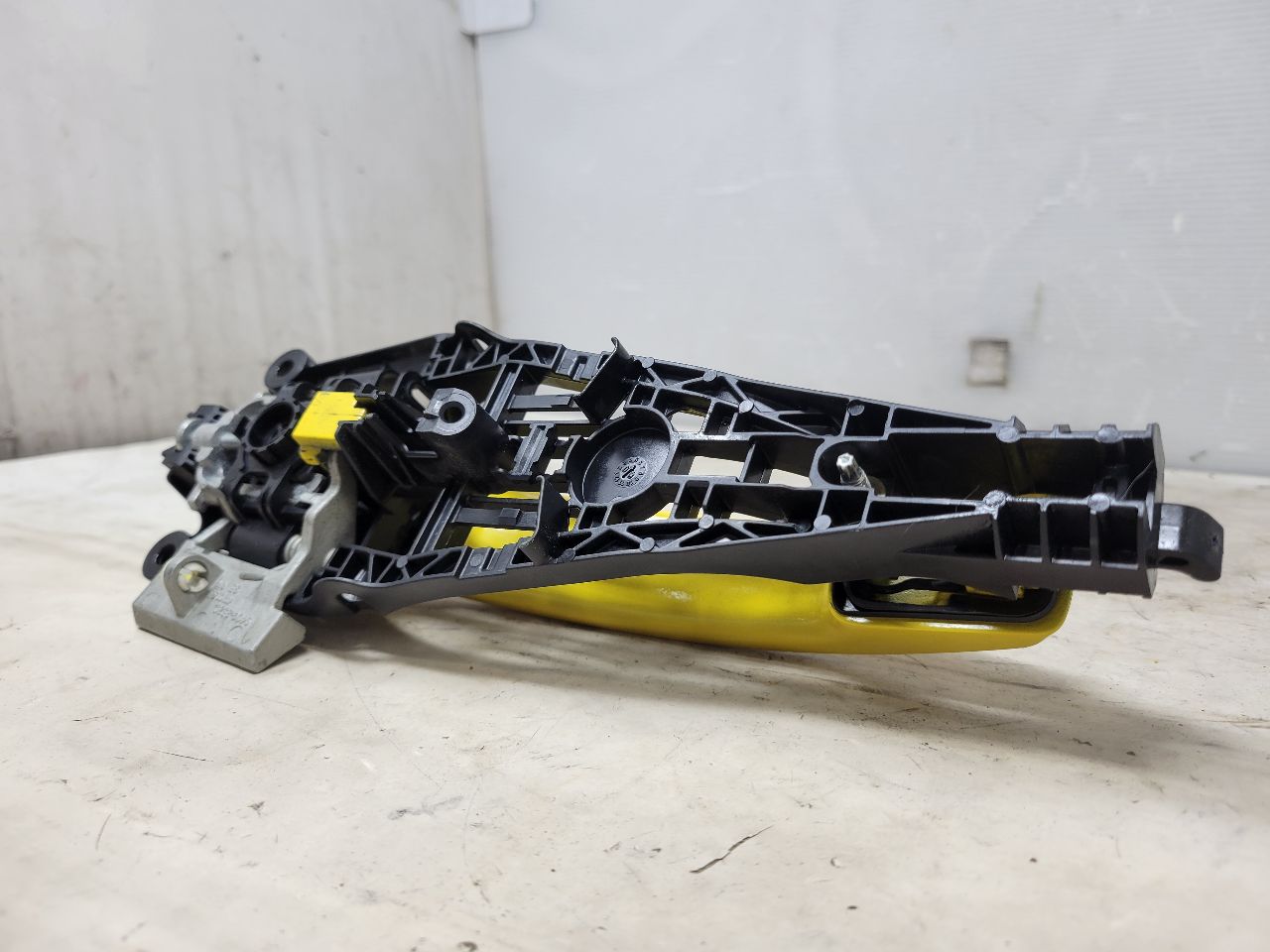 2010 CAMARO RH DOOR HANDLE W/BRACKET YELLOW 32005 - image 11