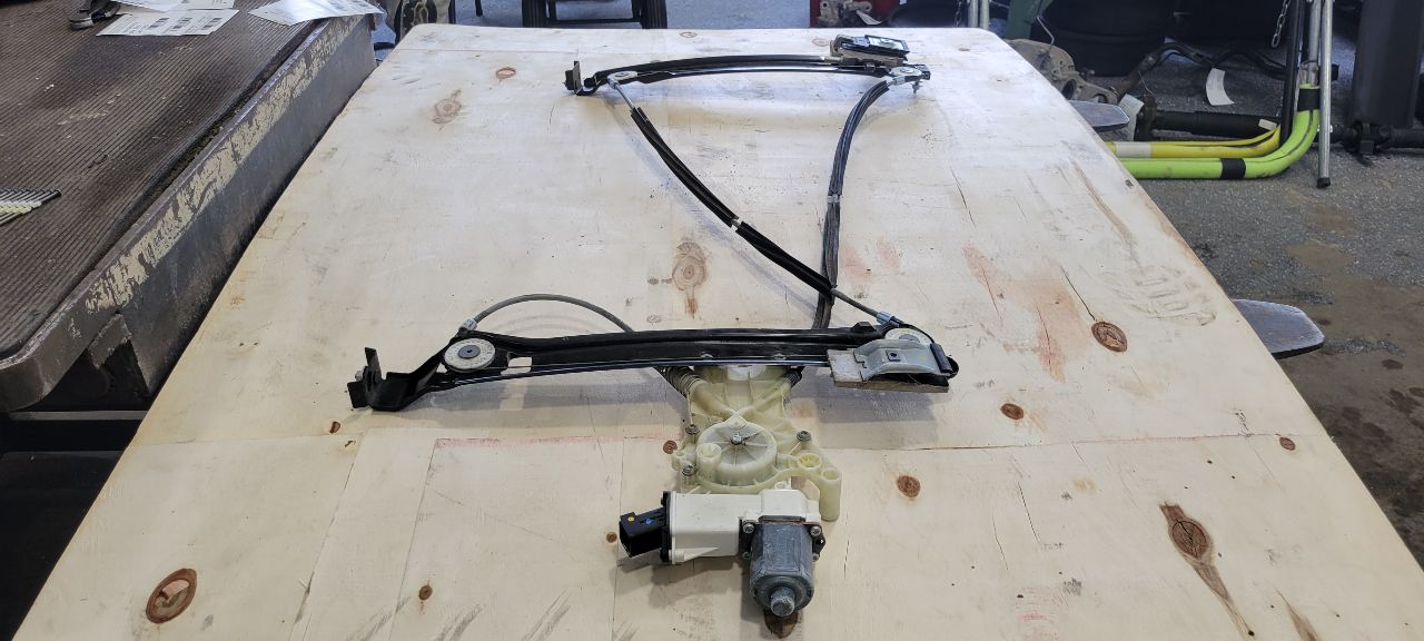 2010 CAMARO PASSENGER WINDOW REGULATOR & MOTOR 32017 - image 3