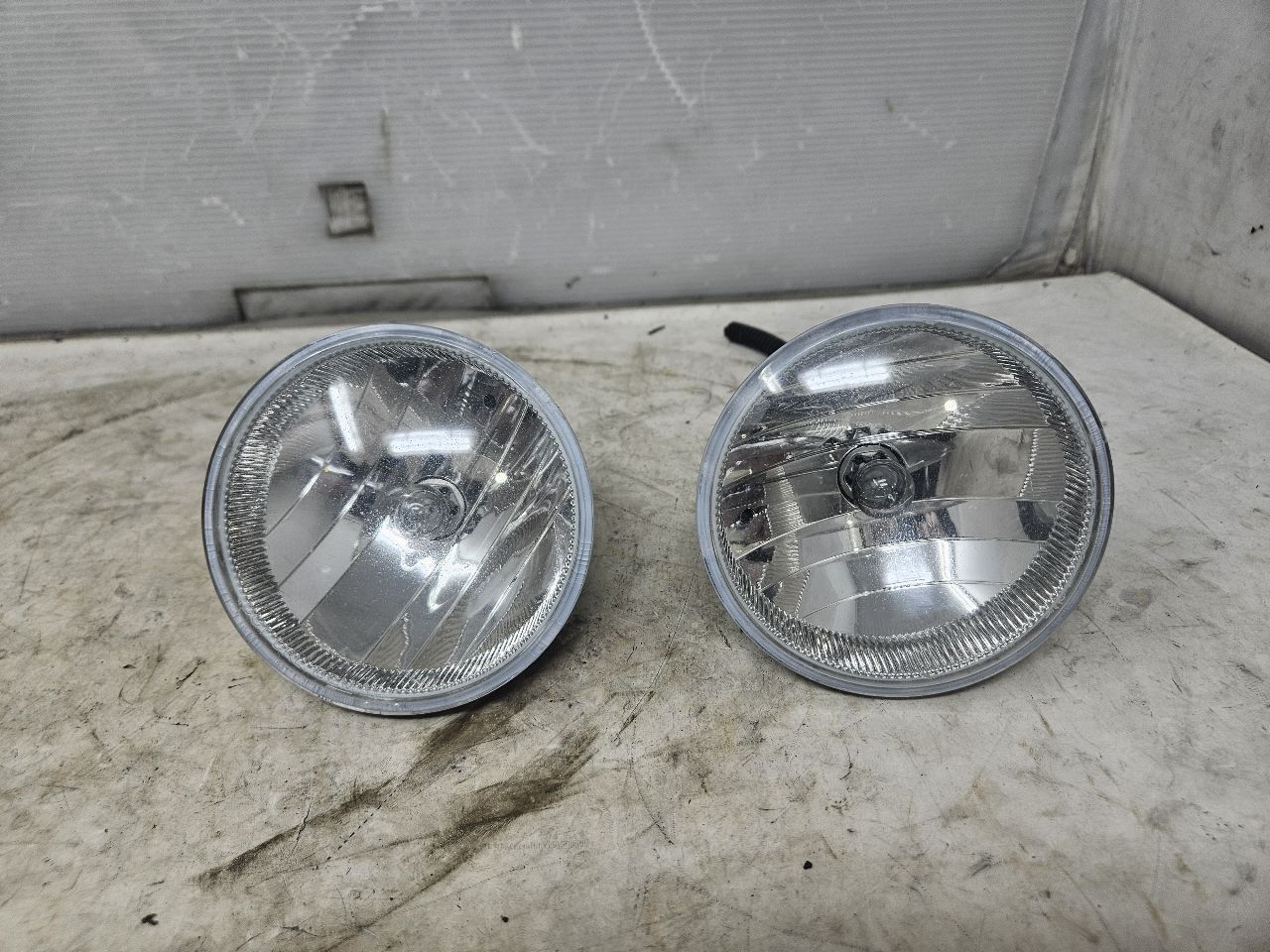 2010 CAMARO FOG LAMPS WITH BEZELS PAIR LH RH 32031 - image 1