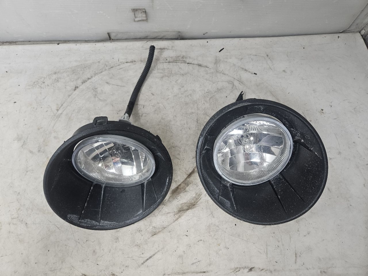 2010 CAMARO FOG LAMPS WITH BEZELS PAIR LH RH 32031 - image 2