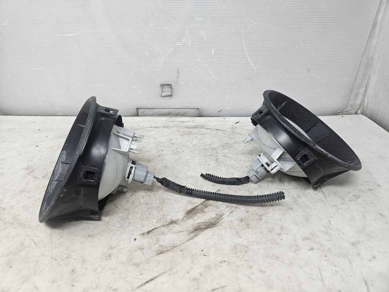 2010 CAMARO FOG LAMPS WITH BEZELS PAIR LH RH 32031 - image 4