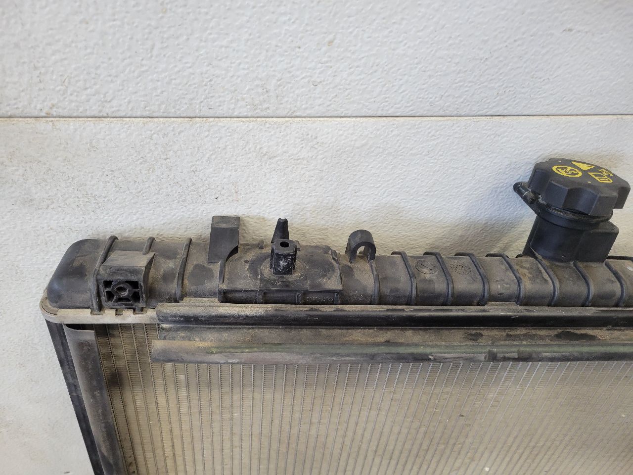 2010 CAMARO 6.2L SS RADIATOR 26K MILES 32042 - image 2